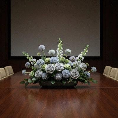 Arrangement floral élégant sur une table de conférence