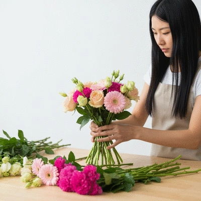 Fleuriste composant un bouquet avec des fleurs fraîches