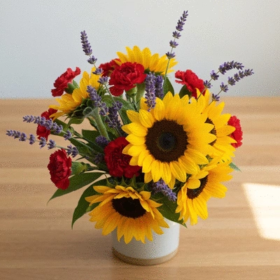 Bouquet de fleurs de saison colorées, fraîches, disposées artistiquement, dans un style artisanal, sur une table en bois clair, lumière naturelle, no text, no words, no typography, no labels, clean image