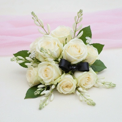 Bouquet de fleurs de deuil avec roses blanches et lys sur fond doux