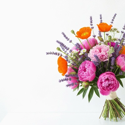 Bouquet de mariée avec des fleurs sauvages et des couleurs vives