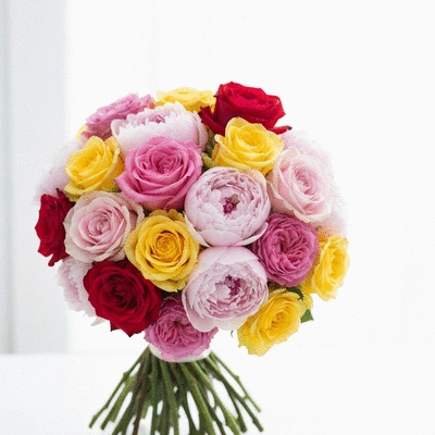 Bouquet de mariage coloré avec des roses et des pivoines
